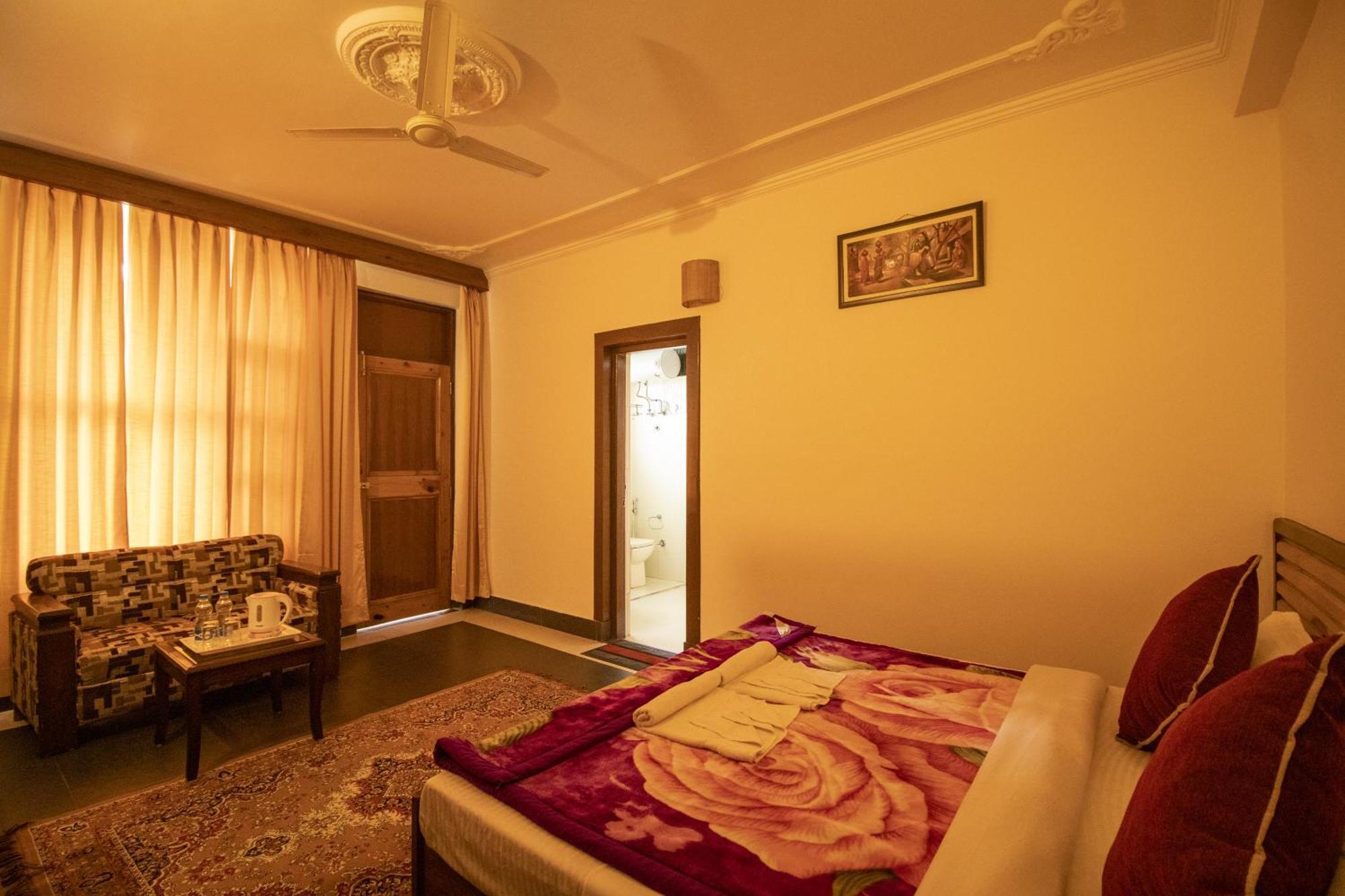 Wow Stayz2 Hotel The Lodge Dharamshala Exteriör bild