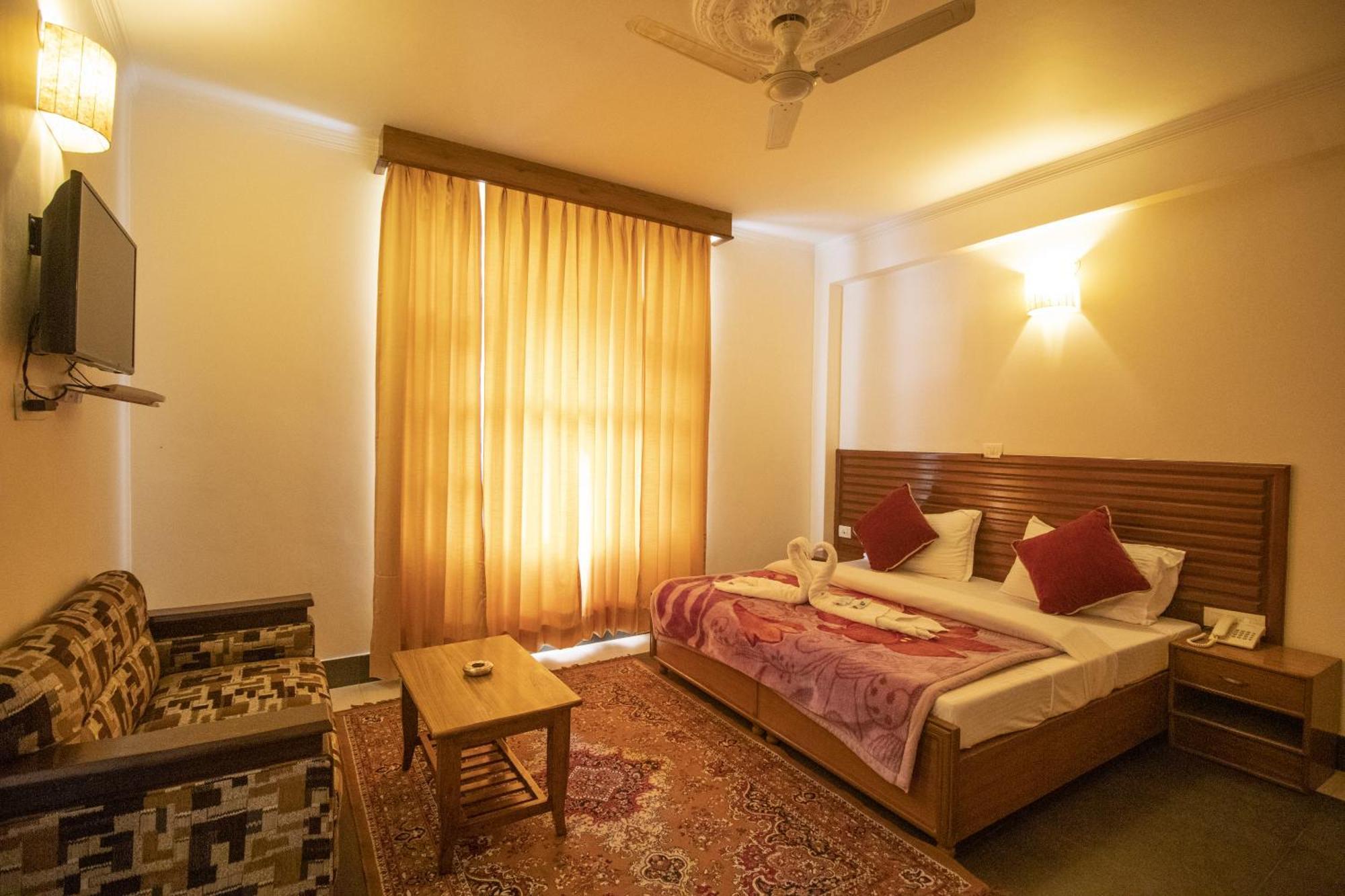 Wow Stayz2 Hotel The Lodge Dharamshala Exteriör bild